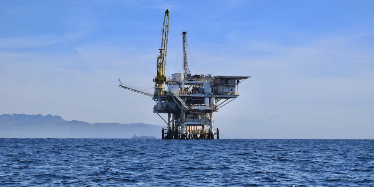 Consorcio de Slim participará en la explotación del primer mega-yacimiento petrolero descubierto por privados.