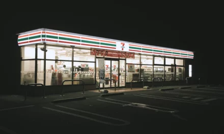 Tiendas 7-Eleven firman alianza con Banco Santander