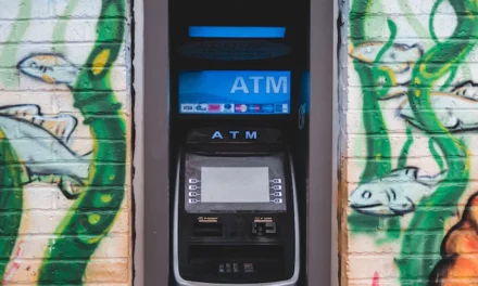 Ante la inseguridad la banca ofrece seguros contra asaltos en cajeros automáticos.