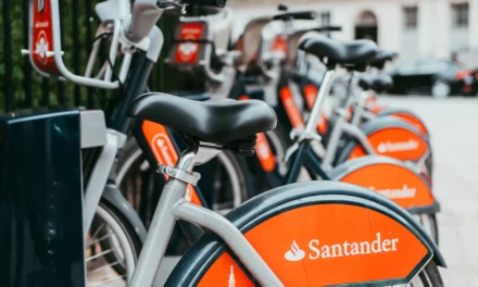 Banco Santander ofrecerá 110 mil becas sin costo en 2024 con certificaciones de Google, Microsoft, IBM, Meta y AWS