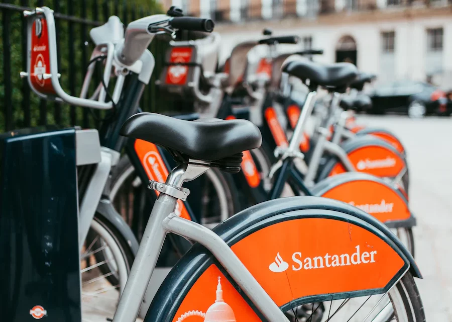 Banco Santander ofrecerá 110 mil becas sin costo en 2024 con certificaciones de Google, Microsoft, IBM, Meta y AWS
